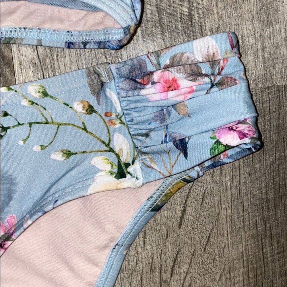Two-piece bikini - Picture 5 of 9